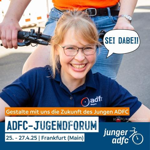 Lächelnde junge Frau lässt sich auf Lastenrad zum ADFC-Jugendforum fahren.
