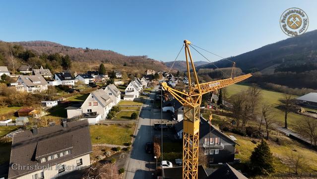 Ein Kran im Vordergrund mit dem Borberg, dem Ruthenberg und den Bruchhauser Steinen im Hintergrund.