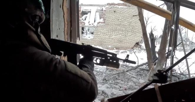 Ukrainische Soldaten, die von Russen umgeben waren