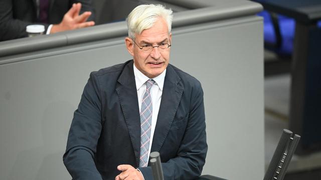 Berlin: Mathias Middelberg (CDU/CSU), stellvertretender Vorsitzender der CDU/CSU-Fraktion für Haushalt und Finanzen, spricht im Plenarsaal im Bundestag. Der Bundestag berät zum Haushaltsentwurf 2025.