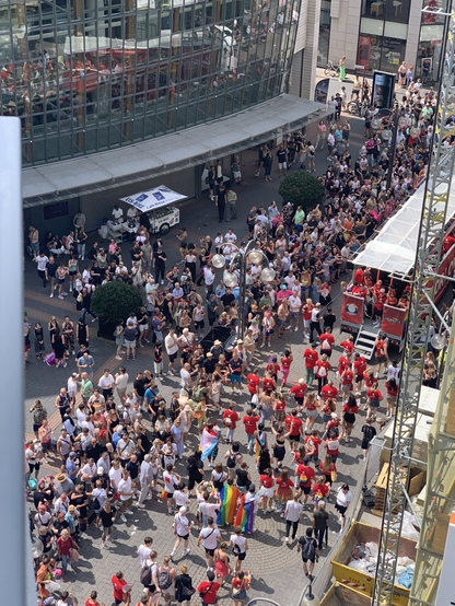 Die CSD Parade in Köln von oben gesehen auf der Schildergasse
