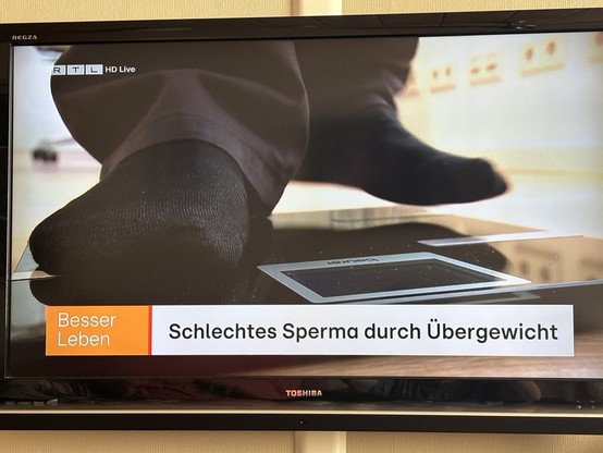 Foto vom Fernseher, auf dem ein RTL Bericht über  Schlechtes Sperma durch Übergewicht steht. 