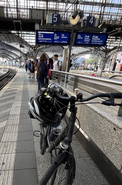 Vorne mein Fahrrad auf Gleis 5 im HBF Köln. Im Hintergrund weitere Passagiere