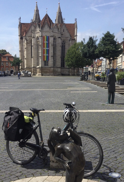Im Hintergrund die Divi Blasii Bachkirche in Mühlhausen, mit Marktplatz. Im Vordergrund mein Rad mit Gepäcktaschen