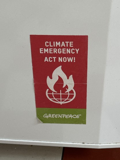 Ein Aufkleber: „Klima Emergency, act now!“
