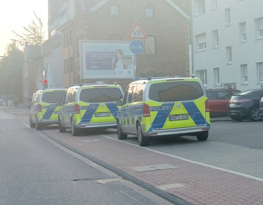 Polizeiautos blockieren Geh- und Radweg in der Aachenerstrasse