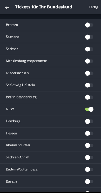 Screenshot einer Liste in der DB Navigator App mit den deutschen Bundesländern in einer Liste, die weder alphabetisch noch geografisch noch nach Ländergröße sortiert ist, sondern irgendwie randomisiert.