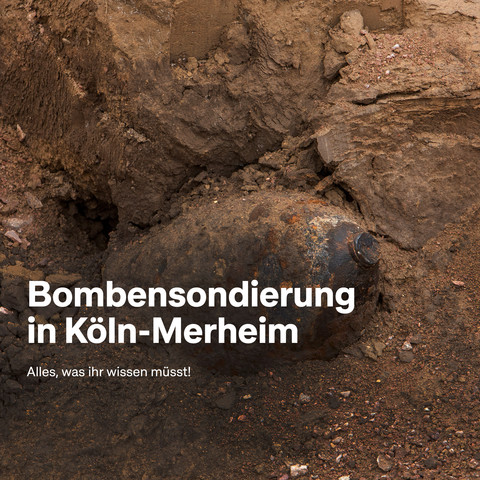 Auf dem Bild ist eine alte Bombe (Blindgänger) aus dem Zweiten Weltkrieg zu sehen. Sie befindet sich in der Erde. Auf dem Bild steht: Bombensondierung in Köln-Merheim. Alles, was ihr wissen müsst!