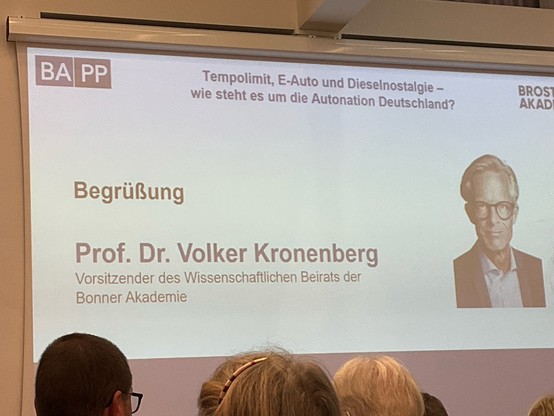 Foto der Folie der Veranstaltung „Tempolimit, 3-Auto und Dieselnostalgie - wie steht es mit der Autonation Deutschland?“