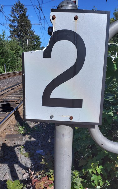 Signal der Kölner Verkehrs-Betriebe AG mit Geschwindigkeitsbegrenzung auf 20 km/h.