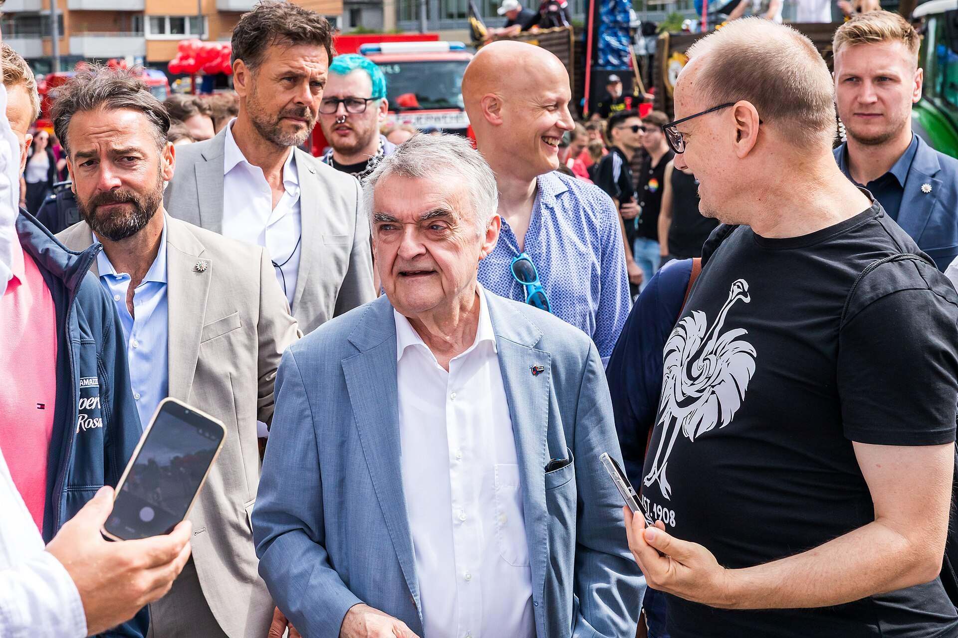 In der Mitte: Innenminister Herbert Reul, links und hinter ihm zwei Personenschützer

© Raimond Spekking / CC BY-SA 4.0 (via Wikimedia Commons)