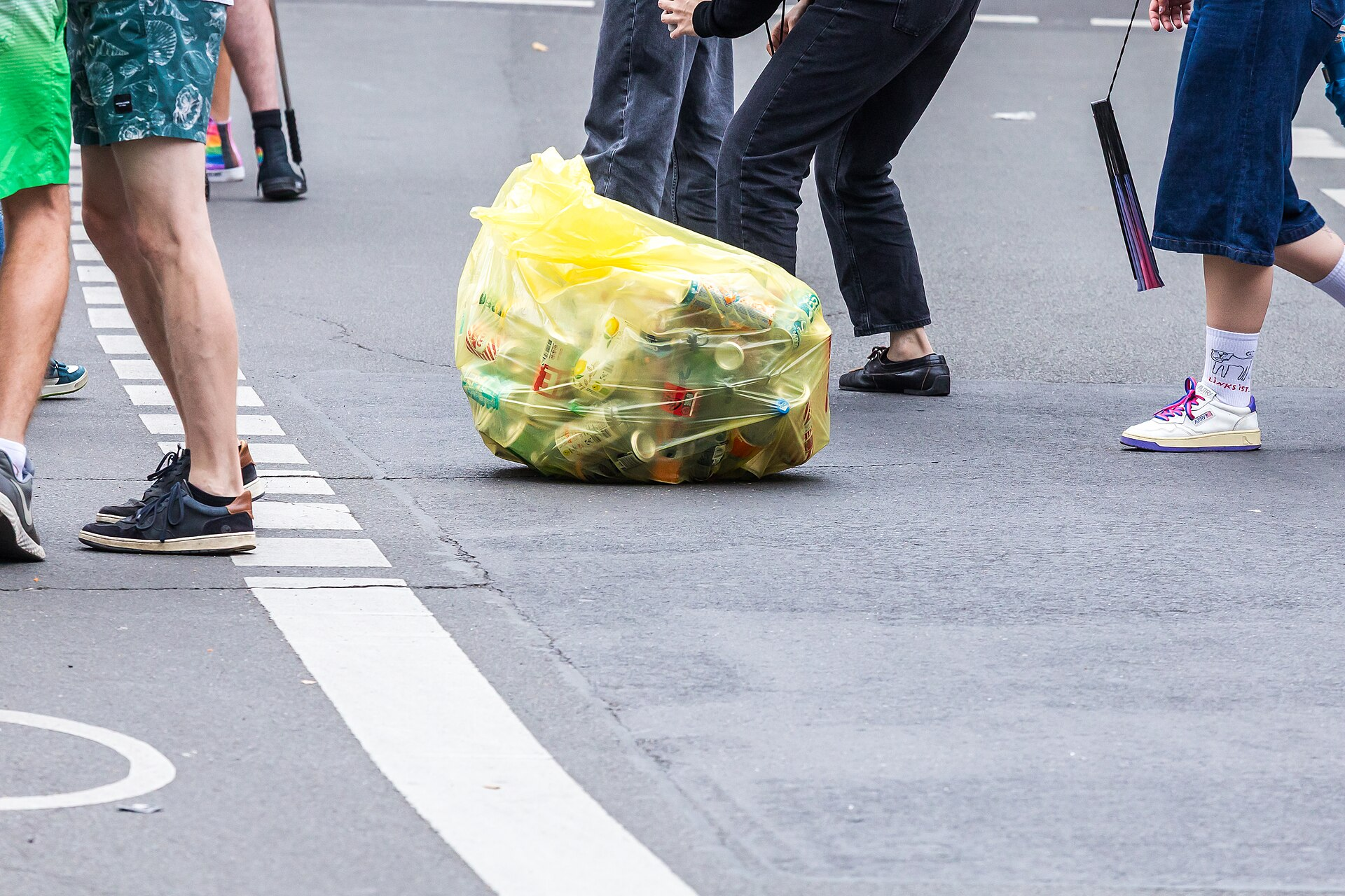 Ein großer gelber Sack mit Pfandflaschen und Dosen