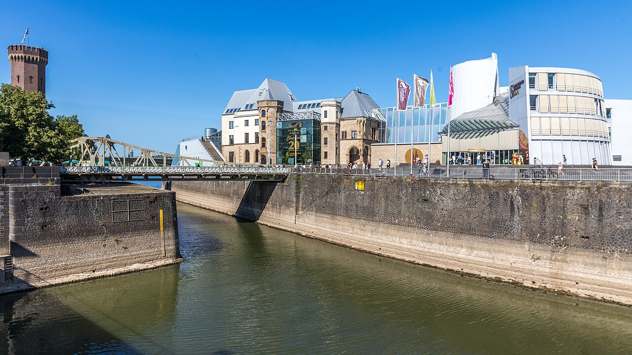 Ausfahrt aus dem Rheinauhafen mit der Drehbrücke und dem Schokoladenmuseum
