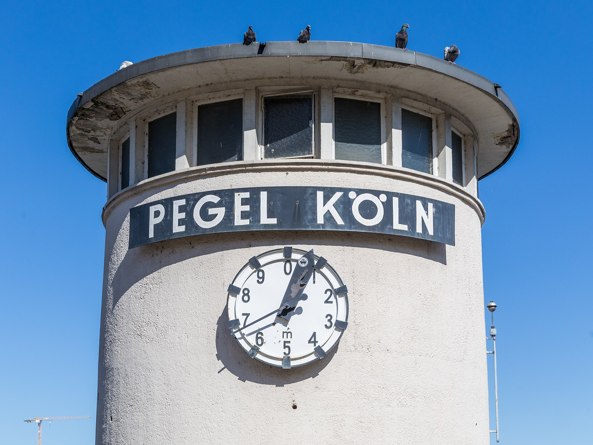 Pegel Köln. Das Zifferblatt zeigt 67 an.