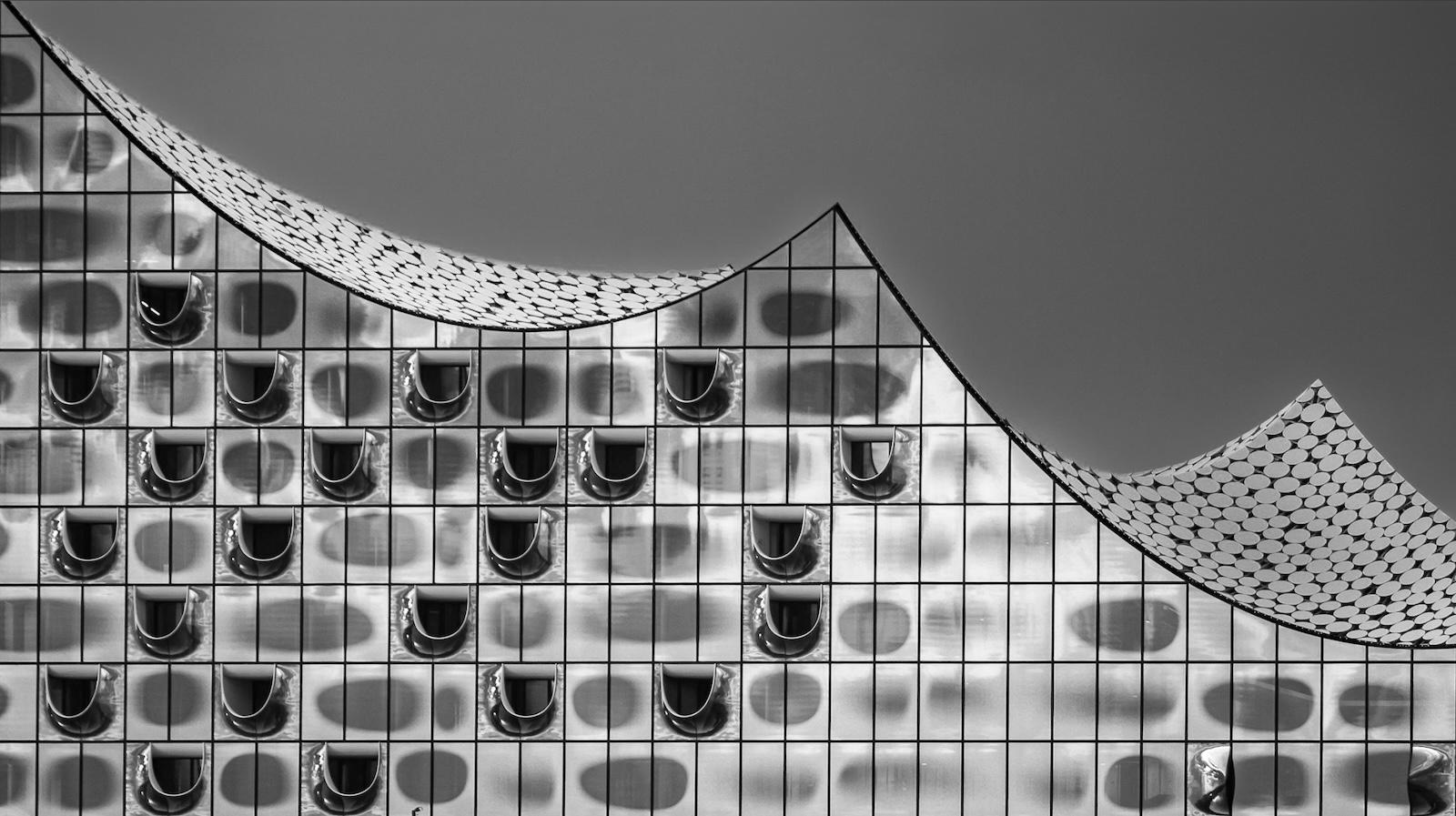 Geschwungene Linien der interessanten Fasse der Elbphilharmonie in Hamburg. Aufnahme in Schwarz-weiss.